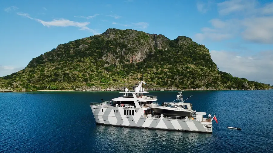 39m Explorer Catamaran The Beast — LOMOcean design #1610